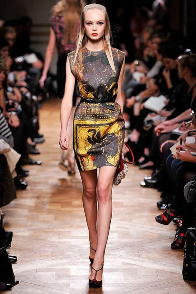 Look 16